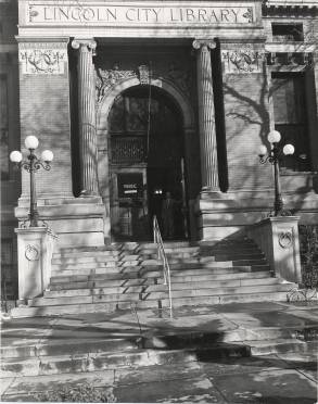 photo of the Lincoln City Library doorway